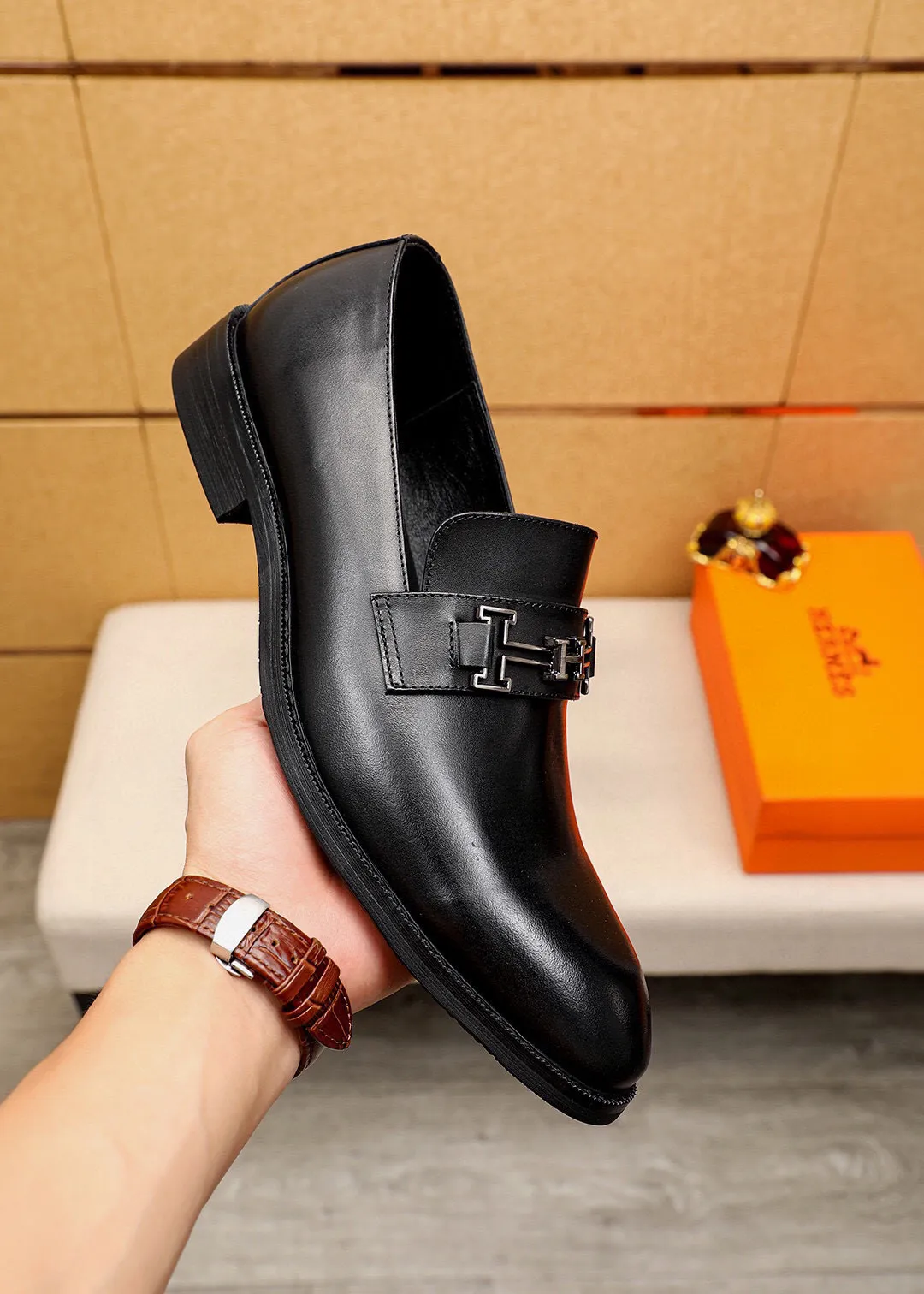 Men's shoes 💰460 💐 Product trademark: HERMES "Hermès" casual leather shoes Regular size: 38-44 (45🉑️customized) Product materials: Selected imported first-layer open-edge beaded cowhide upper, imported water-dyed 🐂 cowhide lining. Strong three-dimensional visual effect, combined outsole Color: 2⃣️colors available